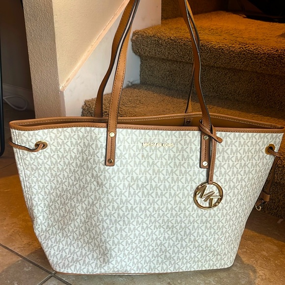 Michael Kors Handbags - 🎁 Michael Kors comes w gift 🎁 Signature cream tan colors big bag pocketbook